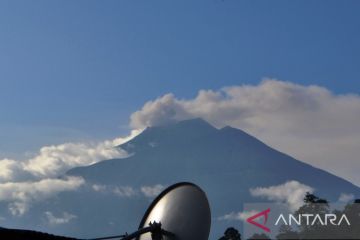 Gunung Kerinci erupsi lontarkan abu setinggi 300 meter