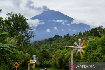 Aktivitas vulkanik naik, survei jalur pendakian Gunung Kerinci mundur