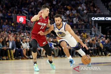 Stephen Curry borong 33 poin saat Warriors redam Heat 123-110