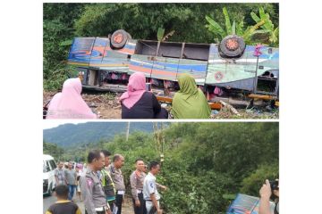 Bus ALS angkut 23 penumpang terbalik di Tapsel