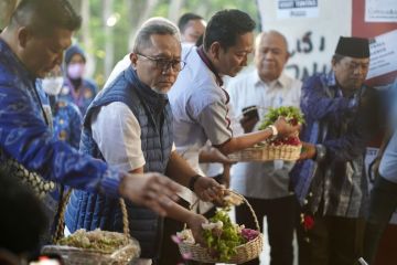 Zulkifli Hasan sempatkan tabur bunga di Pintu 13 Stadion Kanjuruhan