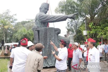 Bupati Tabanan saksikan pemasangan Patung Bung Karno