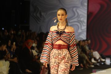 Busana bertema etnik di Malang Fashion Week