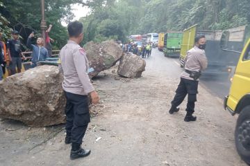 Polisi evakuasi dua mobil tertimpa longsor batu di Cadas Pangeran