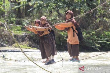 Perjuangan pelajar di Aceh Barat meniti jembatan tali baja untuk sekolah