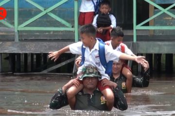 3 pekan anggota TNI gendong siswa SD di Palangka Raya seberangi banjir