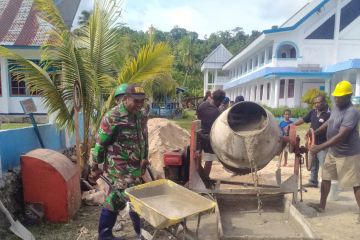 Babinsa Posramil 1708-01/Biak Timur membantu pengecoran bahu jalan