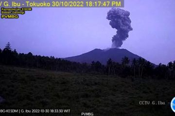 Gunung Ibu erupsi lontarkan kolom abu setinggi dua kilometer