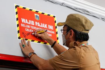 Jakarta Pusat tempelkan stiker belum terdaftar objek pajak