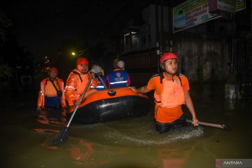 Evakuasi warga terdampak banjir di Kota Medan