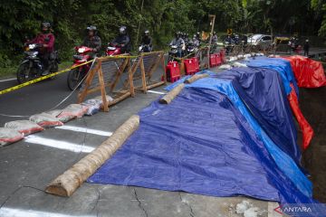 Jalan penghubung kabupaten longsor di Yogyakarta