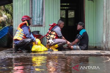Layanan medis bagi korban banjir Kotawaringin yang terisolir