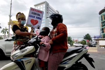 Aksi polisi dan Gatot Kaca kampanye kesehatan ginjal anak