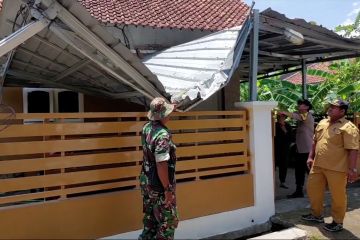 Angin robohkan tiang listrik & plafon di Lapas Narkotika Kab Cirebon