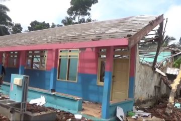 Dua sekolah di Jember rusak akibat angin kencang dan banjir