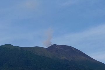 Gunung Gamalama keluarkan asap putih setinggi 150 m