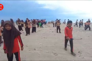 Hari Kesaktian Pancasila diperingati dengan bersih pantai