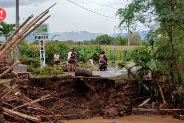 Jembatan penghubung 2 kecamatan di Ponorogo ambrol diterjang banjir