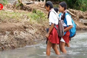 Jembatan putus, para pelajar susuri sungai menuju sekolah