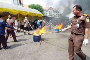 Kejari Kota Cirebon musnahkan ribuan barang bukti tindak pidana