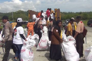 Kumpulkan 4 ton sampah, Econusa ajak generasi muda rawat teluk Ambon