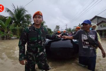 Lanal Lhokseumawe bersama Kopasgat tangani korban banjir Aceh Utara