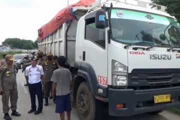 Langgar perwal, petugas putar balik truk bertonase lebih dari 8,5 ton