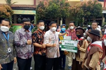 Pemkot Tangerang gandeng swasta salurkan bantuan kacamata untuk siswa