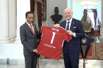 Presiden Jokowi terima kostum dan bola Piala Dunia dari Presiden FIFA