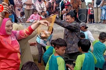 Kampanyekan Gemarikan, Wali Kota Madiun tangkap ikan bersama anak-anak