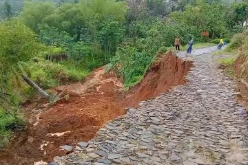 Longsor di Ponorogo, 1 rumah rusak parah dan jalan desa ambrol