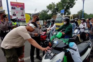 Saat ‘korban kecelakaan’ peringatkan pengendara di Cirebon
