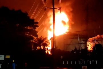 Tersambar petir, tanki penyimpanan kimia cair di Cilegon terbakar