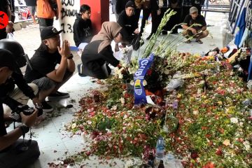 Warga masih tebar bunga dan panjatkan doa di stadion Kanjuruhan