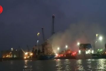 Kapal kontainer terbakar di Pelabuhan Tanjung Perak Surabaya