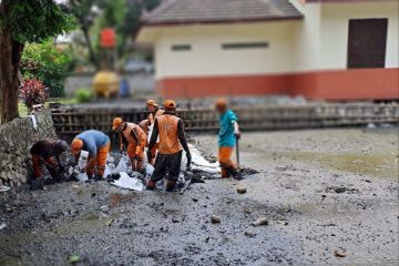 Petugas gabungan normalisasi Embung Taman Megi Z Jakarta Timur