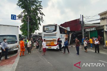 Sudinhub Jaktim bantu evakuasi bus tabrak dealer mobil di Jatinegara