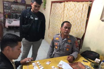 Dua warga Kabupaten Solok menemukan 20 paket sabu-sabu dekat jembatan