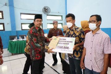 Guru dan siswa korban angin kencang terima bantuan dari MKKS