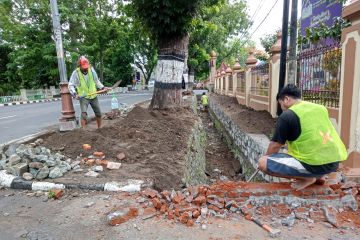 Jelang WSBK, pekerja penataan pedestrian Mataram kerja lembur