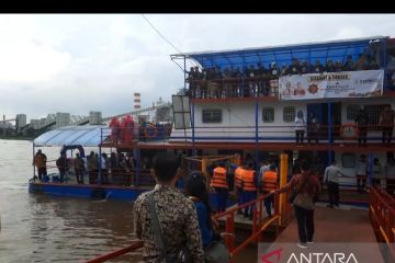 Peserta Rakernas JKPI menebar benih ikan di Sungai Musi