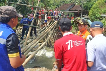 Petugas dan warga bersihkan sisa material banjir-longsor di Trenggalek