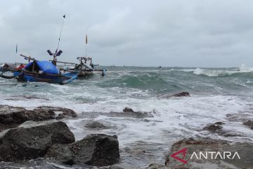 Masyarakat pesisir diimbau waspada gelombang tinggi hingga empat meter