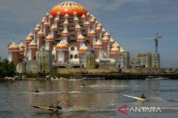 Lomba perahu tradisional Katinting di Makassar