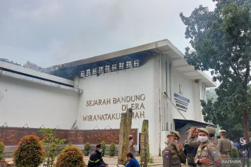 Petugas lakukan pendinginan di kebakaran Gedung Bappelitbang Bandung