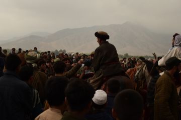 Buzkashi, permainan "berebut kambing" di Afghanistan
