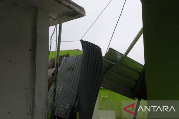 Hujan dan angin kencang akibatkan mushalla di RSUD Pamekasan rusak