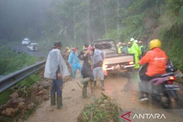 Jalur Bandung-Cianjur sudah dapat dilalui setelah tertimbun longsor