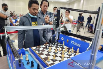 Robot catur Udinus Semarang menantang grand master internasional