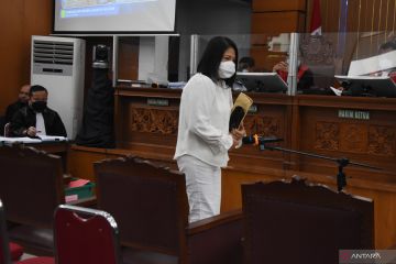 Putri Candrawathi bantah peristiwa perempuan keluar dari rumah Bangka